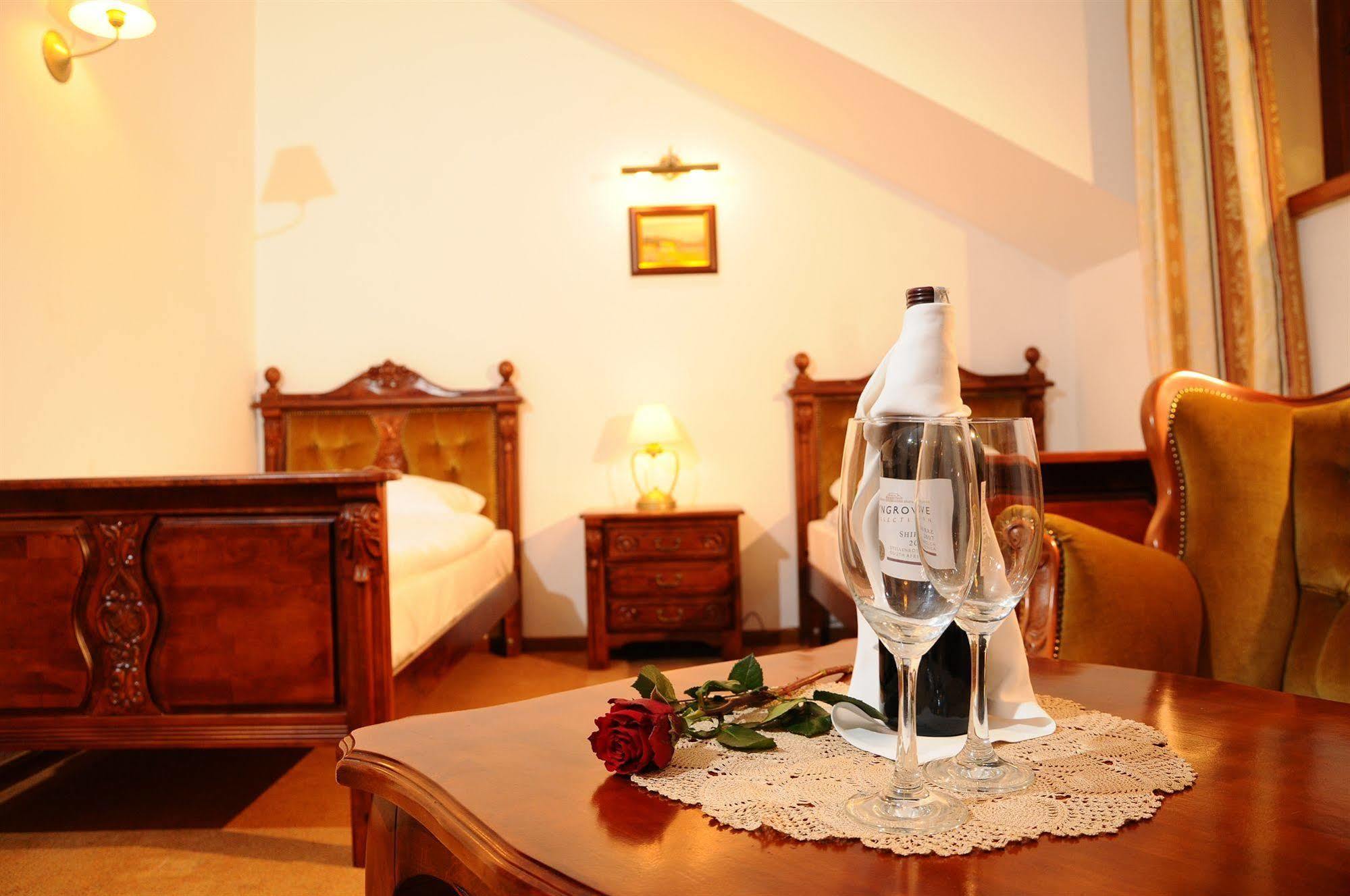 Hotel Folwark Stara Winiarnia Mszana Dolna Exterior foto